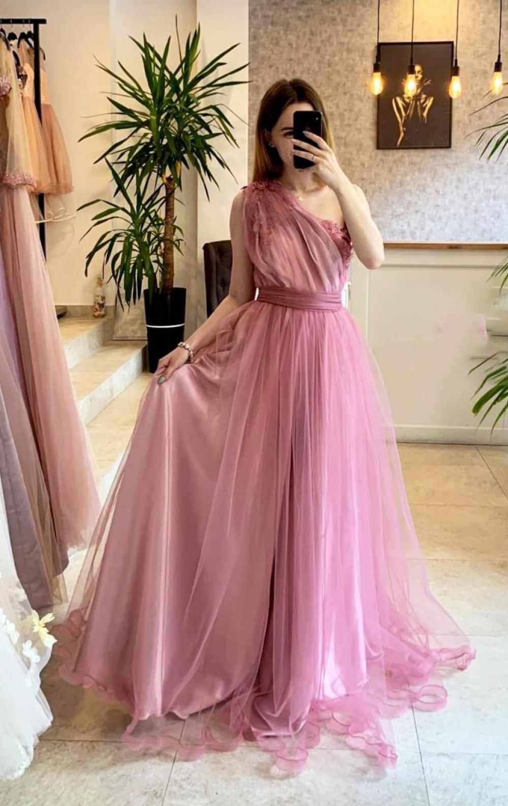 Rochie lunga din tull roz cu aplicatie de flori 3D in partea superioara