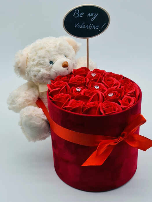 Set cadou - Trandafiri sapun - Cutie Catifea Rosie cu Ursulet
