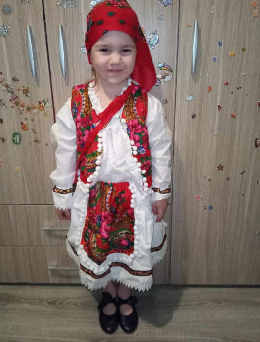 Costum popular fetite Maria format din 5 piese ( 1 ani si 8 ani )